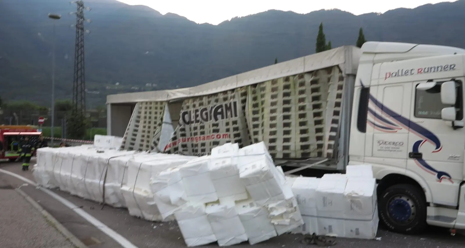 Camion perde il carico, traffico in tilt ad Arco