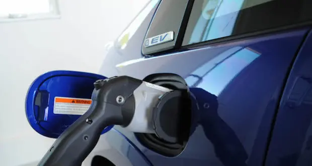 Auto elettriche, 2.500 colonnine per la ricarica