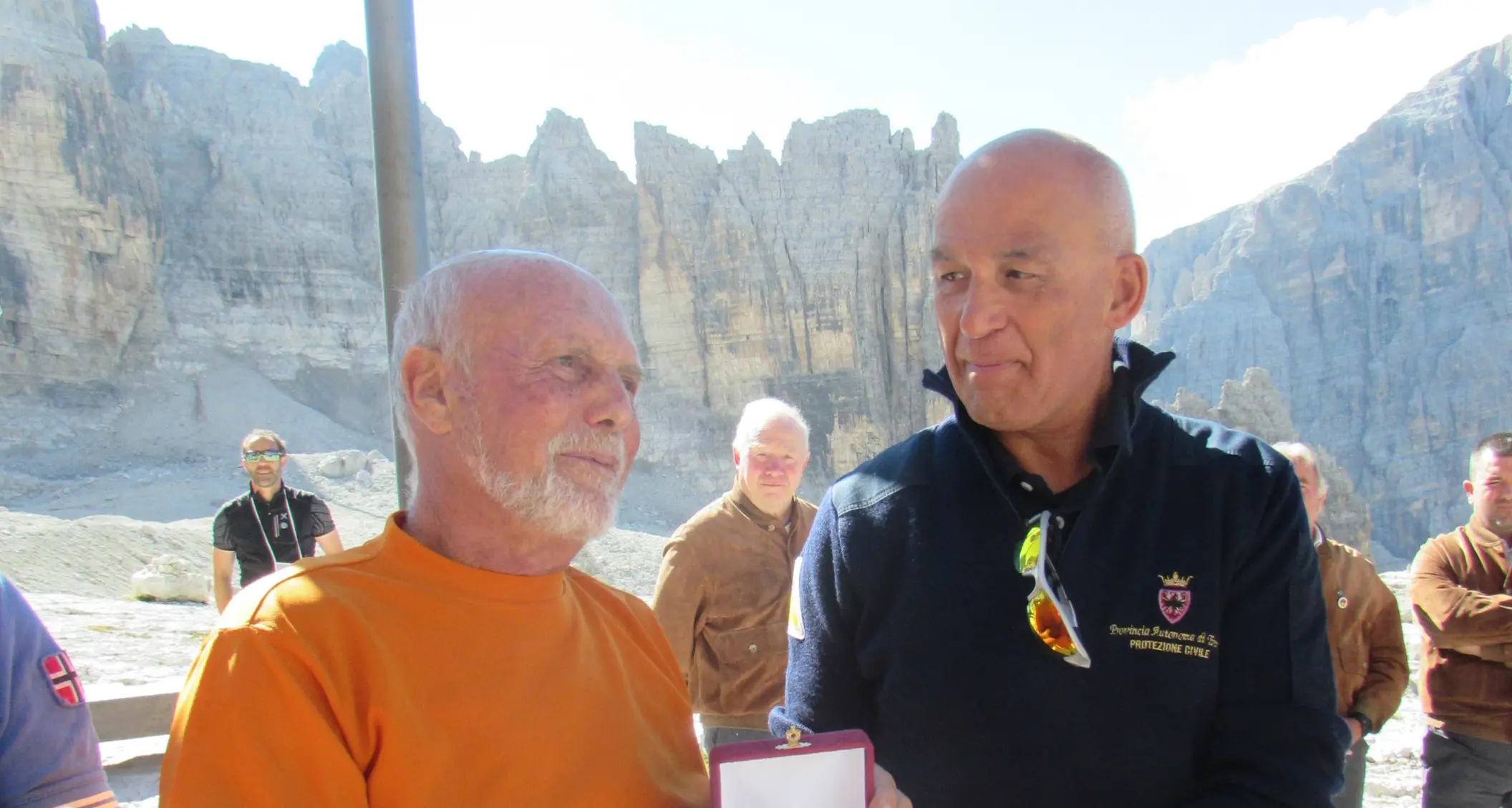 Mezzo secolo di Rifugio Alimonta Commozione per Ezio che ha ricevuto l'Aquila di San Venceslao