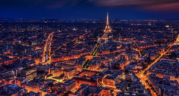 Trento come la Ville Lumière A Natale le luci della Tour Eiffel