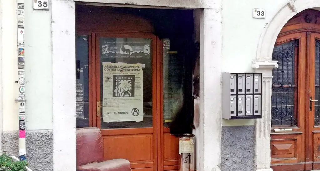 Incendiata la porta del circolo frequentato dagli anarchici