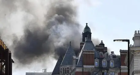Incendio in hotel di lusso a Londra Fiamme al Mandarin Oriental