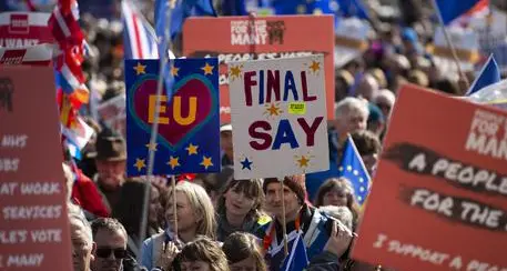 Brexit: Labour vota su referendum bis
