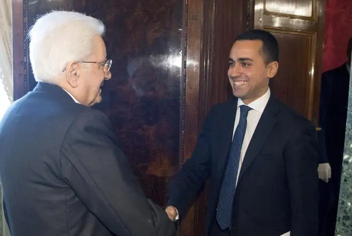 Il Presidente della Repubblica Sergio Mattarella (S) e il leader politico del M5S Luigi Di Maio, Roma, 14 maggio 2018. ANSA/ PAOLO GIANDOTTI - UFFICIO STAMPA PRESIDENZA DELLA REPUBBLICA ++HO -NO SALES EDITORIAL USE ONLY++