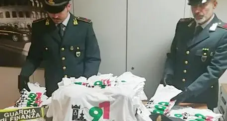 Oltre mille prodotti taroccati sequestrati all'Adunata