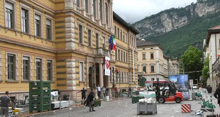 Trento, una notte di lavoro per ripulire tutta la città