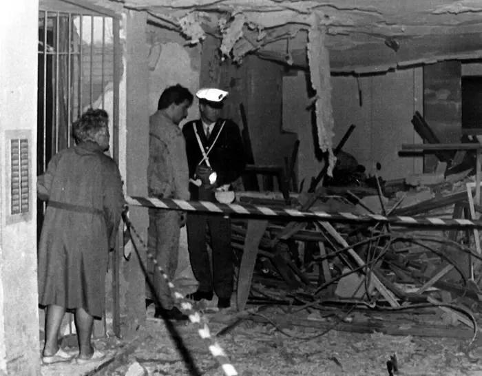 Attentati in Alto Adige: Forze dell'ordine ed inquilini all'interno di un caseggiato nel quartiere popolare di via Genova, dove è esplosa la quarta bomba. Bolzano, 17 maggio 1988. ANSA\\\\OLDPIX