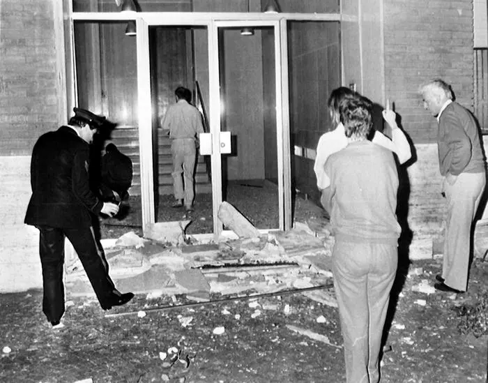 Attentati in Alto Adige: Carabinieri ed inquilini davanti al caseggiato di Via Duca d'Aosta, nei pressi della Fiat, dove è esplosa la terza bomba. Bolzano, 17 maggio 1988. ANSA\\\\OLDPIX