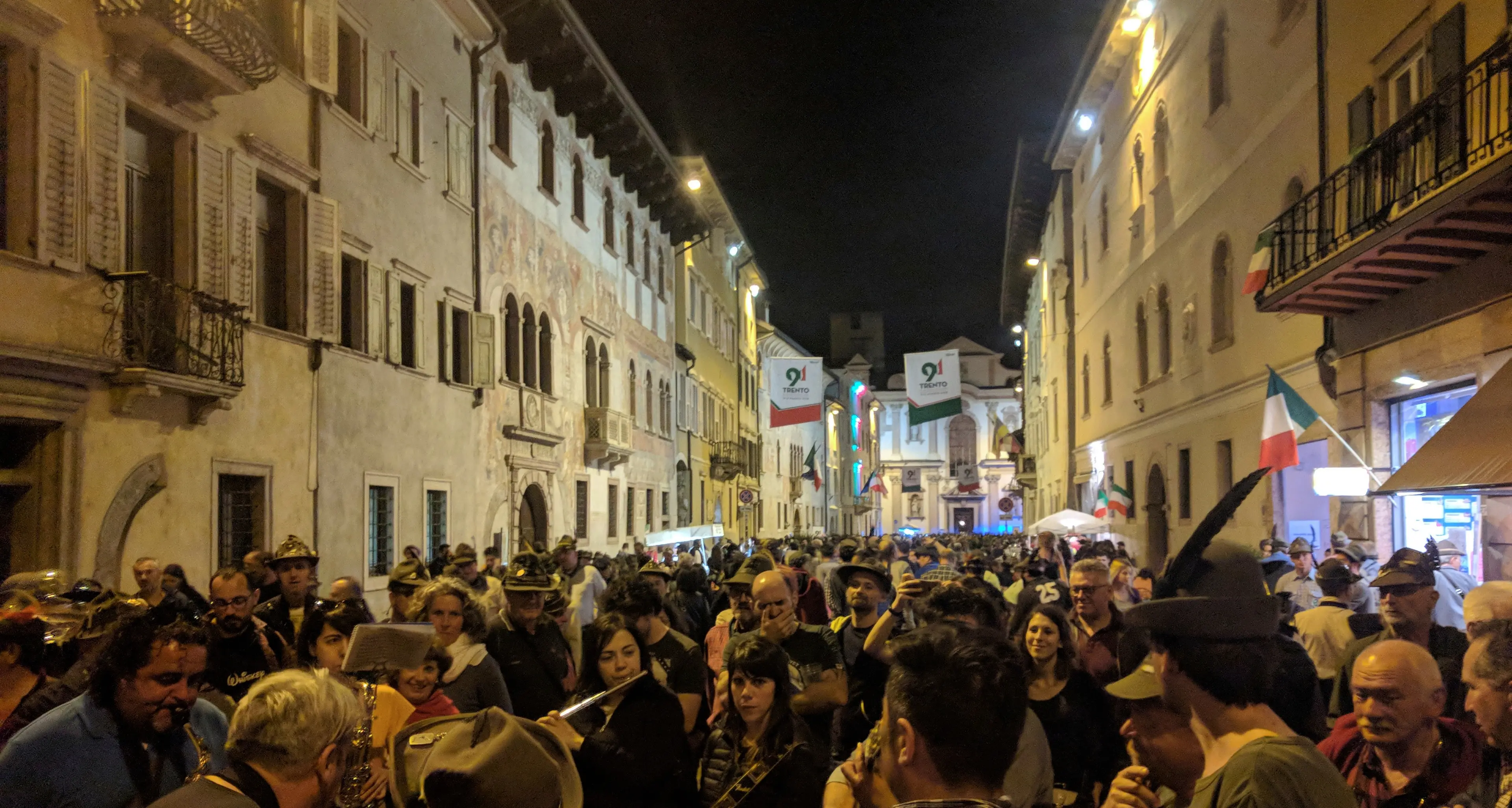 L'Adunata degli esercenti: locali presi d'assalto «Mai così tanti clienti in 40 anni di esperienza»