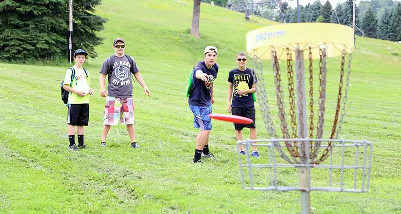 Disc golf, nuova moda per acchiappare i turisti
