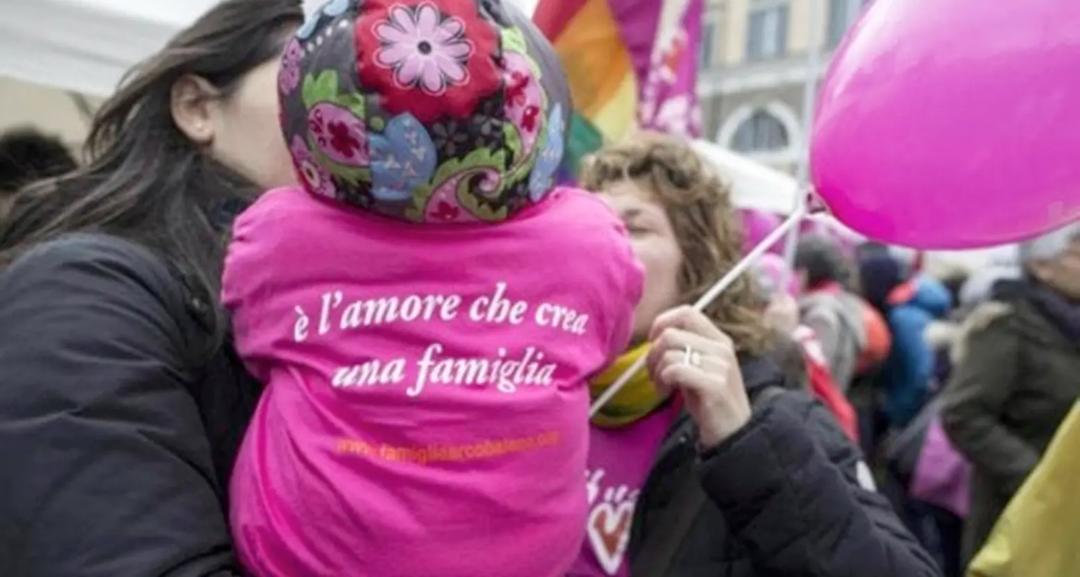 Bimba con due mamme: il caso finisce in parlamento