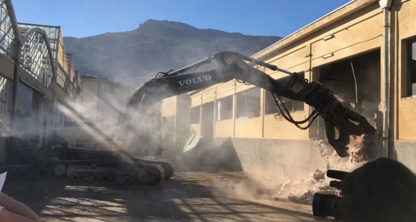 Ex Marangoni, ruspe in azione Demolizione del'ecomostro