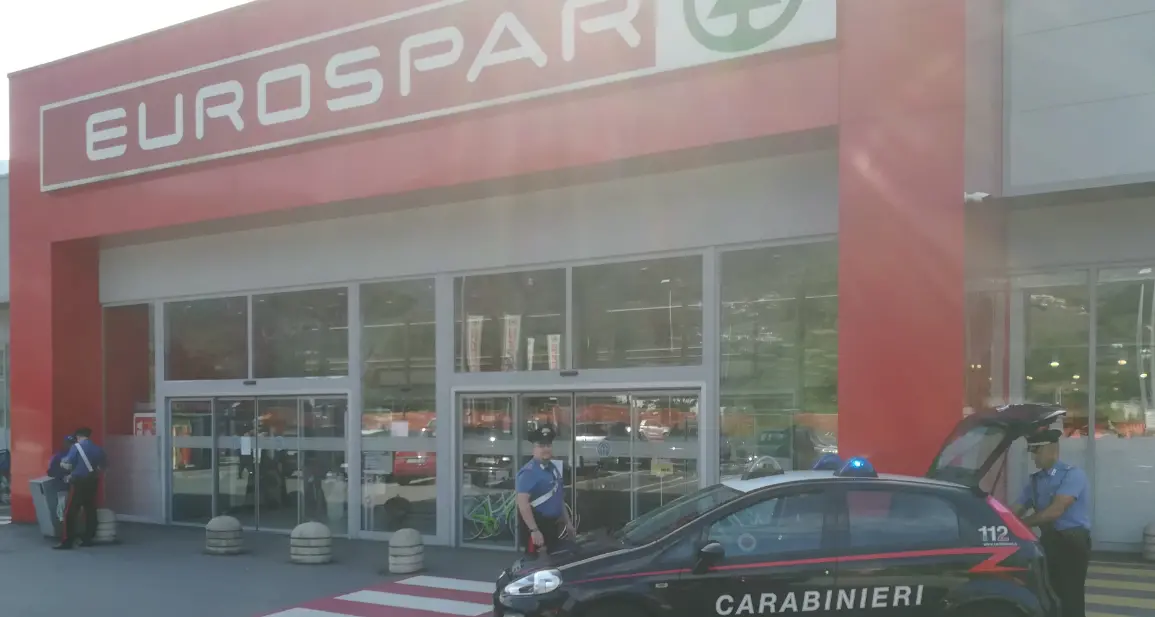 Derubano anziane al supermercato Denunciate due donne