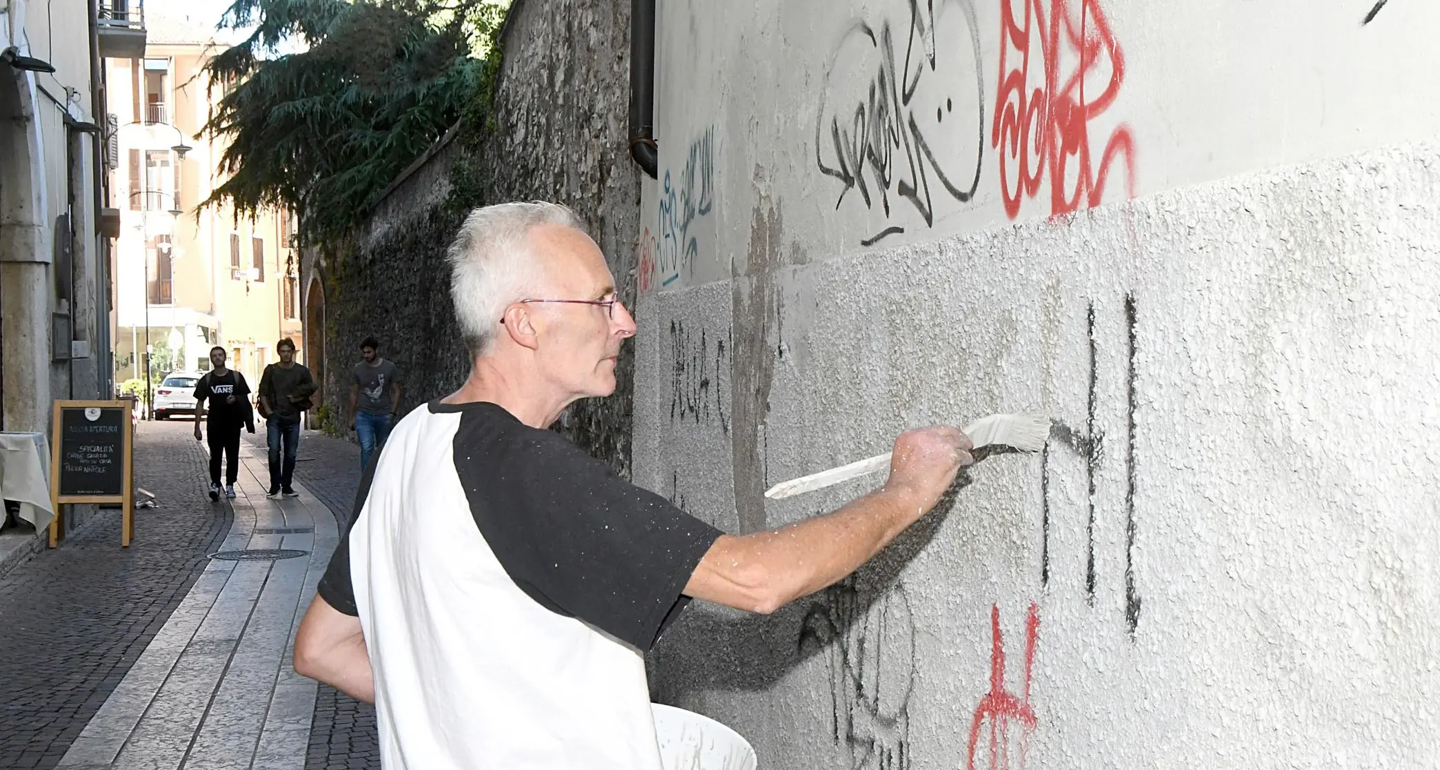San Pietro, parte la bonifica Cancellate scritte e graffiti