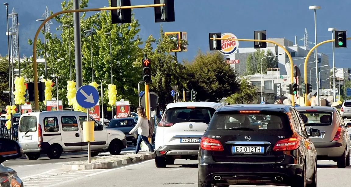 Boom di auto per la Lidl Pagano bici e pedoni