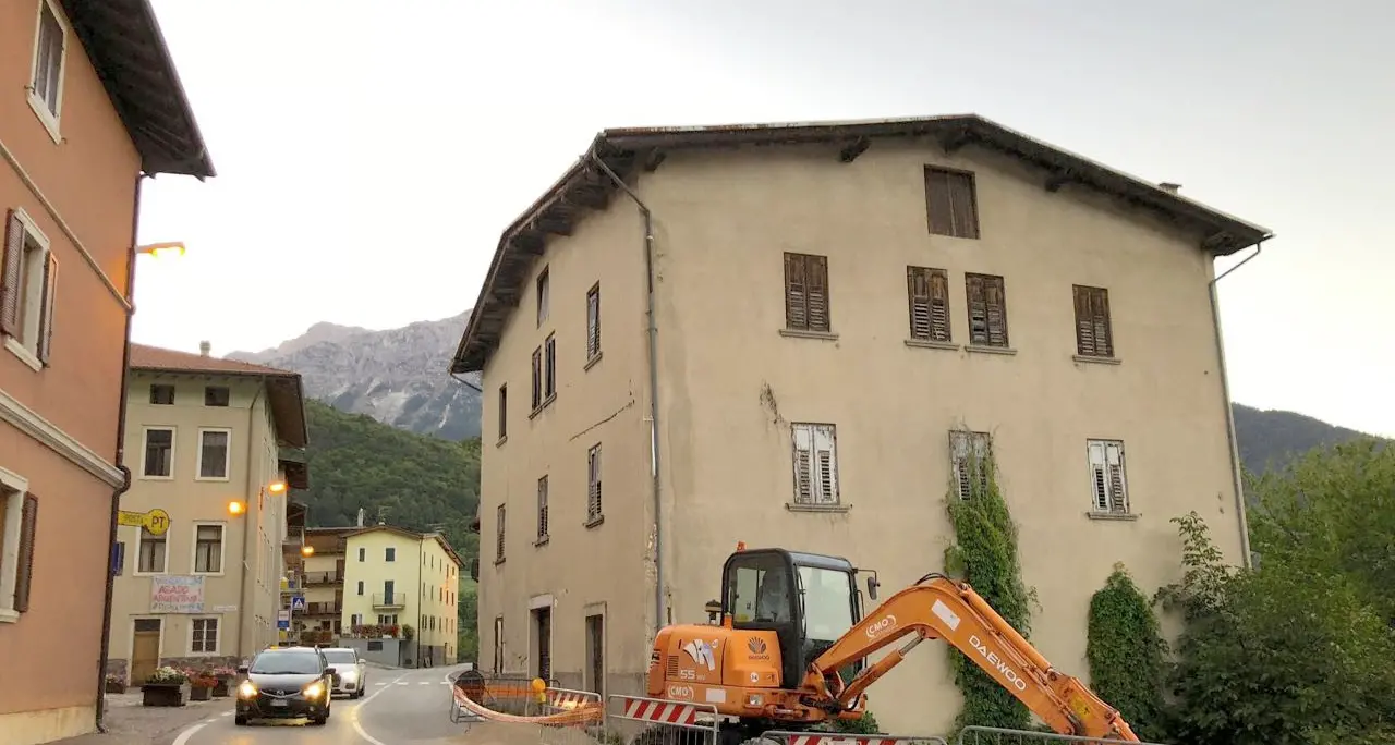 Cavedago, il Comune deve demolire il marciapiede realizzato vent'anni fa