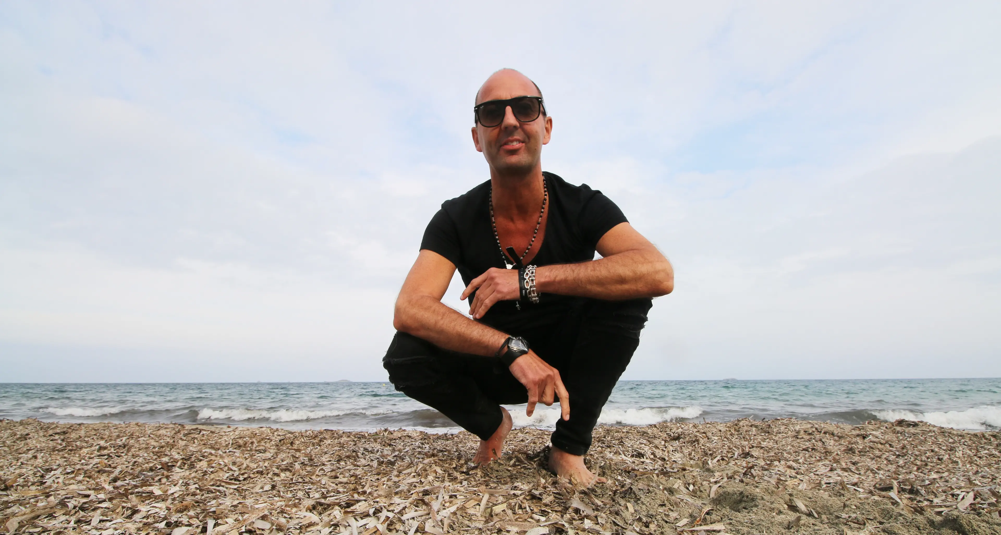 Carollo nelle vesti di DJ B3LFAST con “Will Grigg’s On Fire” nella compilation ufficiale dei Mondiali