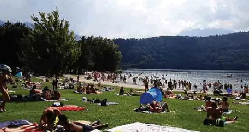 Bagno di mezzanotte a Levico contro l'ordinanza del sindaco