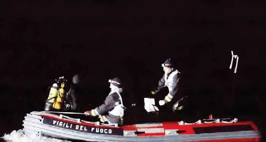 Dodicenne salvato di notte nel lago in burrasca