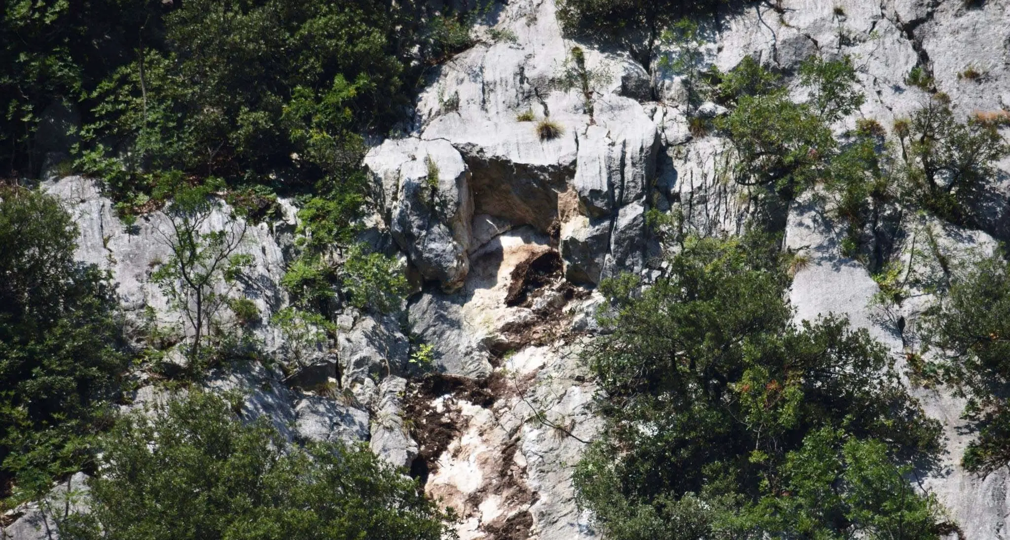 Frana la \"Regina del lago\", chiusi i sentieri a Biacesa