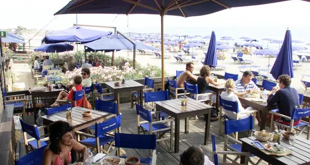 Per le vacanze si spende in media 744 euro a persona, ma il cibo supera alloggio