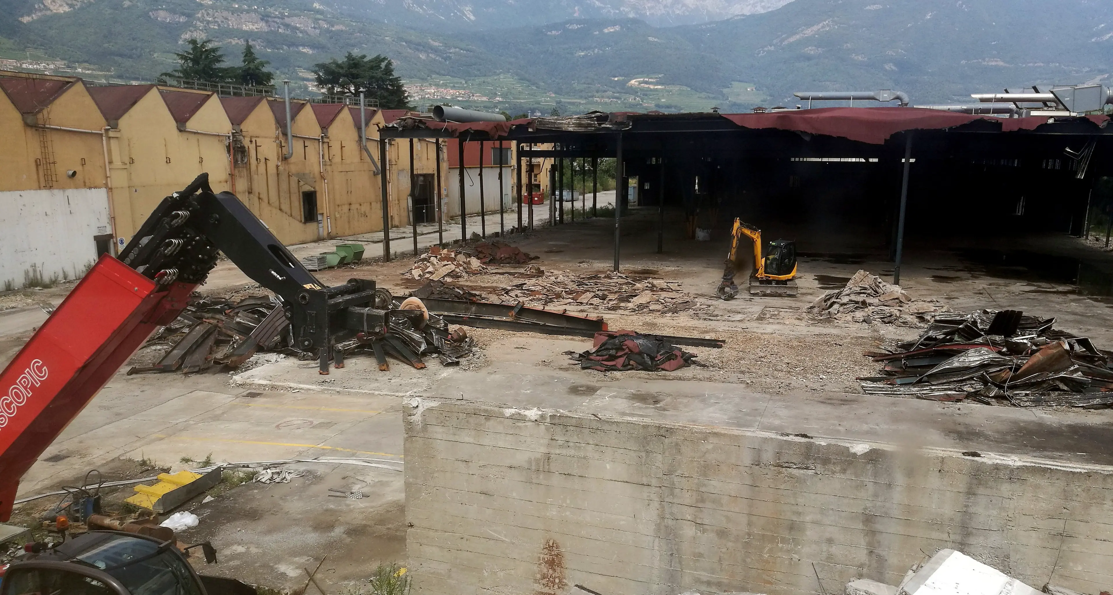 Ruspe all'ex Ariston di Rovereto, giù i capannoni