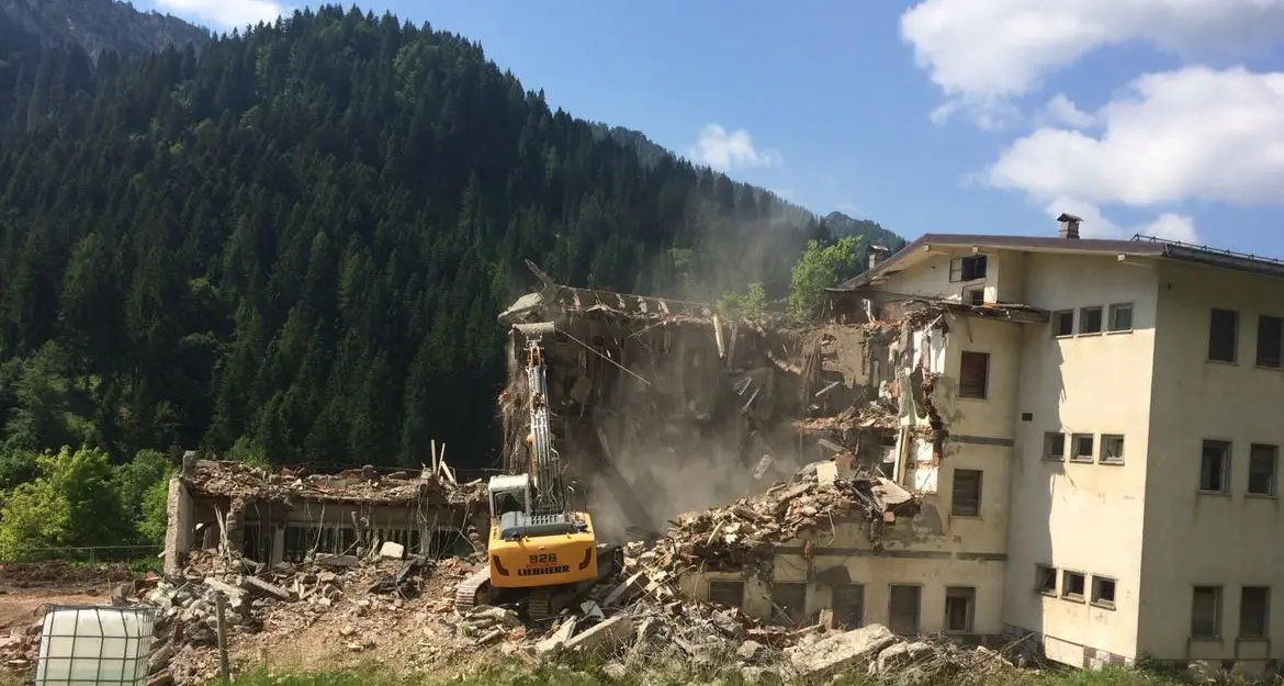 Primiero, abbattuto l'ecomostro di passo Cereda - Video