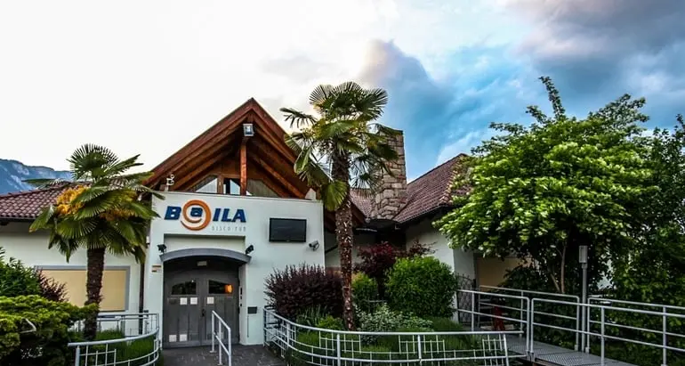 Appiano, doppio pestaggio davanti alla discoteca Baila