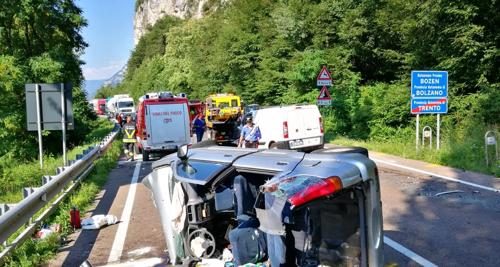 Violento schianto al confine Cinque feriti all'ospedale