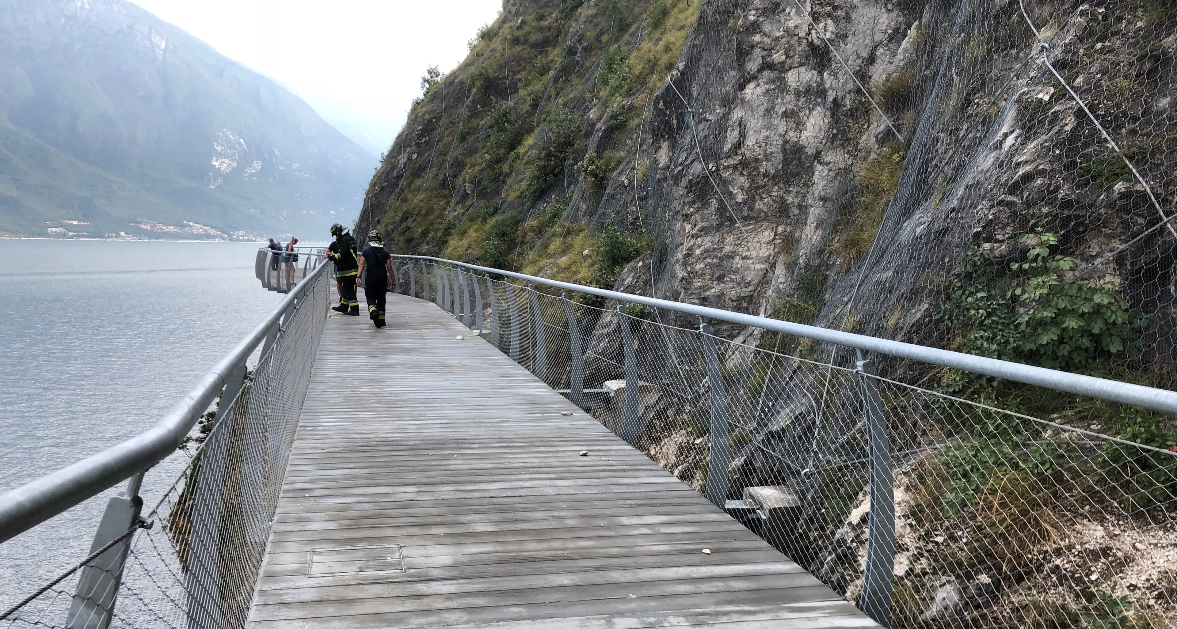 Cadono sassi, chiusa la Ciclovia del Garda