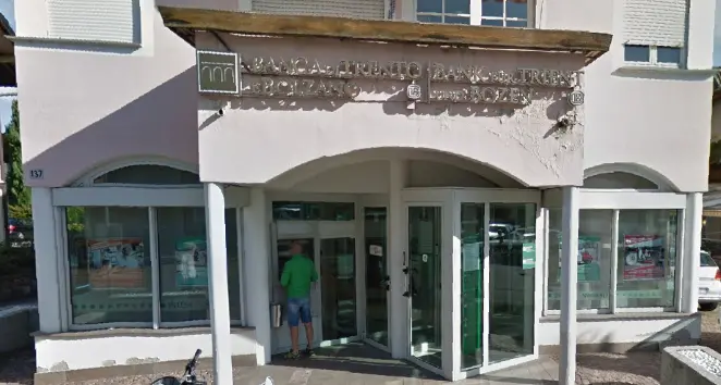 Appiano, colpo nella notte Fanno saltare il bancomat