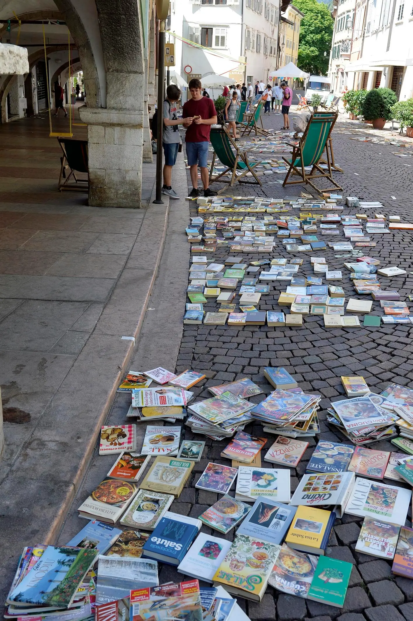 VIA SUFFRAGIO UNA STRADA DI LIBRI FOTO DI ALESSIO COSER