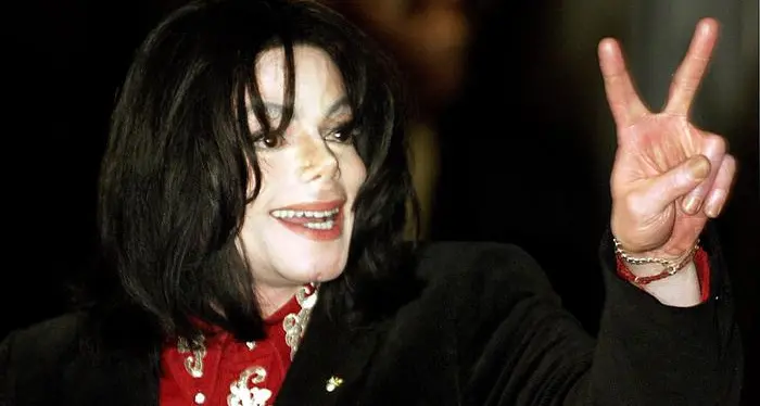 A dieci anni dalla morte il mito Michael Jackson oscurato dalle ombre degli abusi