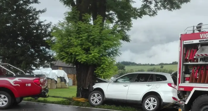 Suv si schianta contro albero e resta in bilico sulla scarpata
