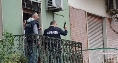 Uccide la madre e si barrica È armato: trattativa in corso
