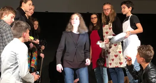 Il signor Alzheimer a teatro con un gruppo di giovani