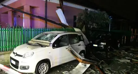 Maltempo al Nord, a Milano tromba d'aria scoperchia case