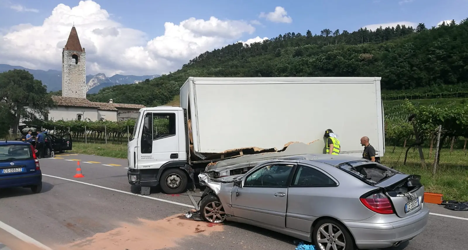 Scontro tra auto e camion Traffico in tilt a Rovereto