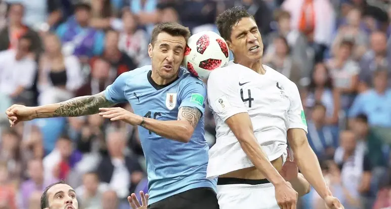 Varane e Griezmann piegano l'Uruguay La Francia è in semifinale