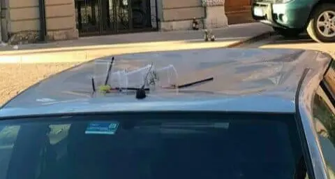Festa degli antagonisti, danni all'auto e muri imbrattati