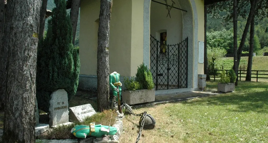 Storo, i vandali distruggono le statue della chiesetta alpina