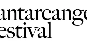 Attori nudi in piazza, è polemica per il festival
