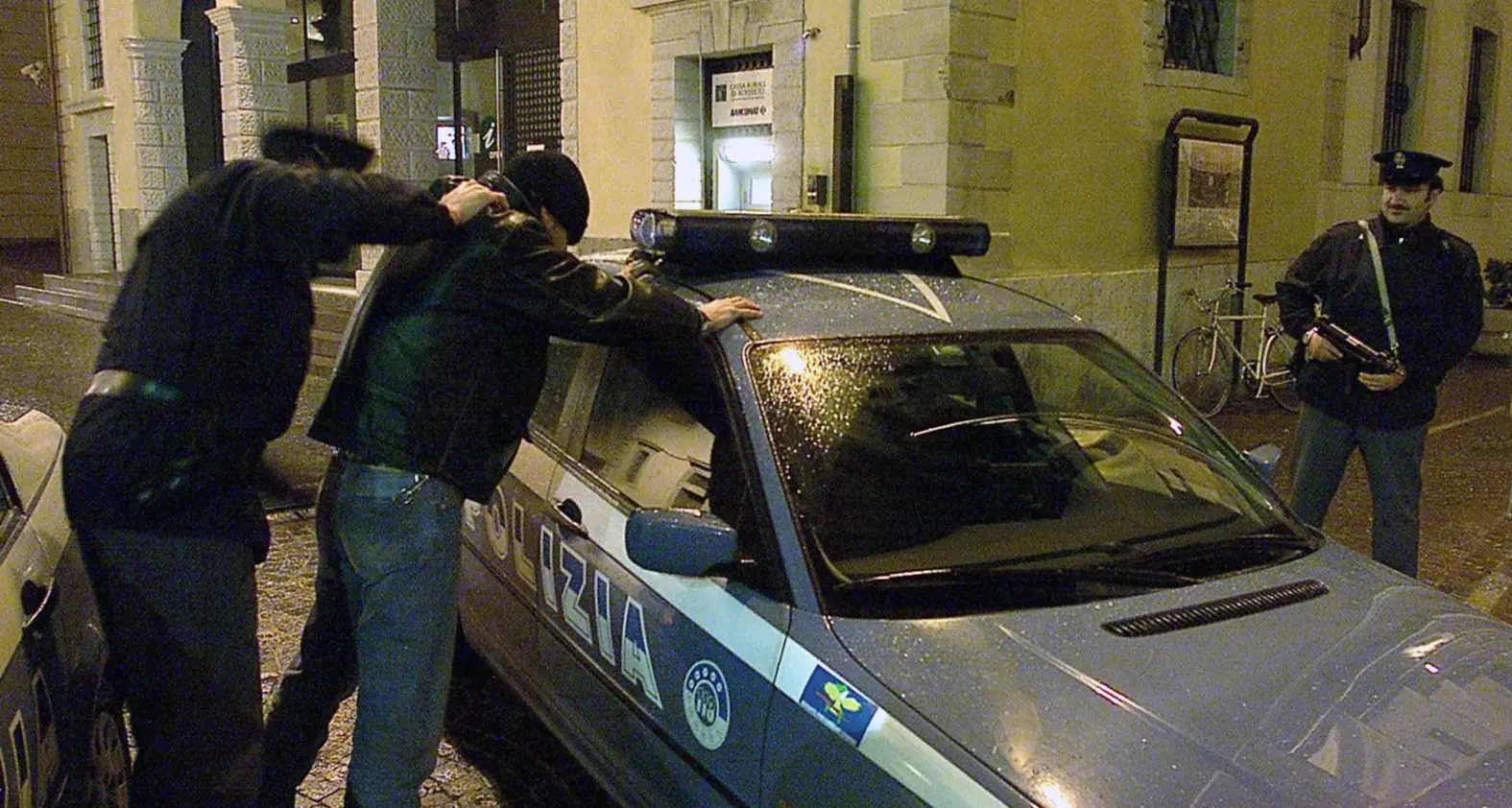 Basta volanti della polizia di notte Turni cancellati, manca il personale