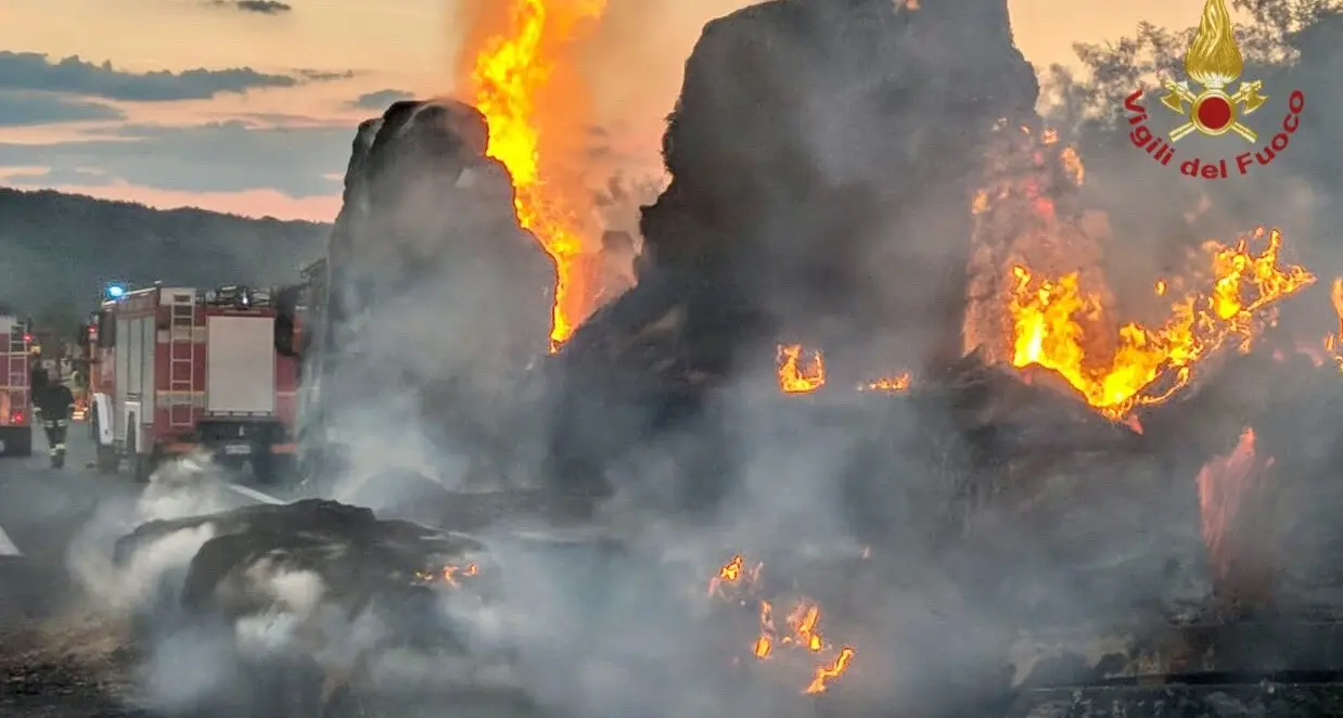 Il Tir carico di paglia in fiamme blocca l'autostrada A1
