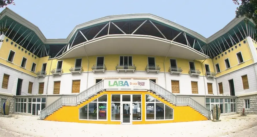 La Pavese si svuota, Laba addio
