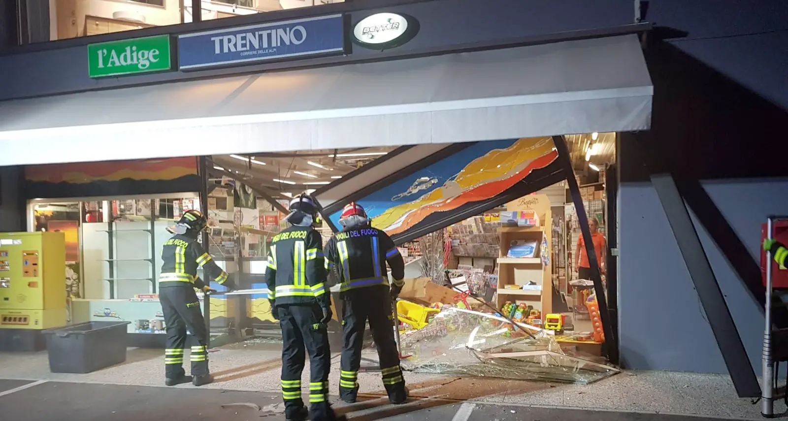 Auto, occhiali, slot machine: 5 colpi in una notte Trento, raid di furti, inseguimenti e caccia all'uomo