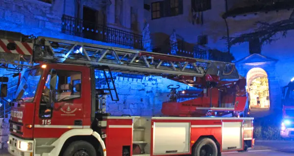 Il divano va a fuoco nella notte