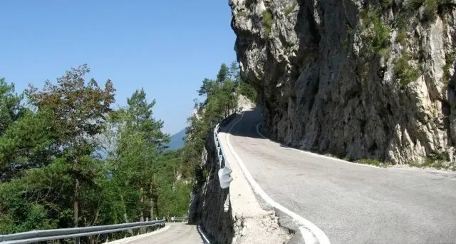 Scontro tra auto e moto sulla strada del Menador