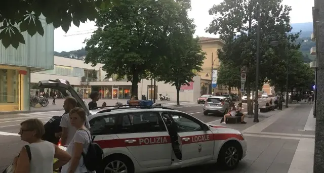 Auto pirata in centro: urta una donna, scappa e centra altre 4 auto