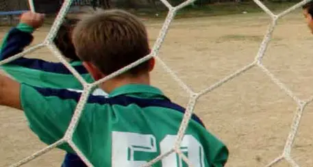 Insulti razzisti all'avversario durante match tra esordienti Il mister ritira la squadra